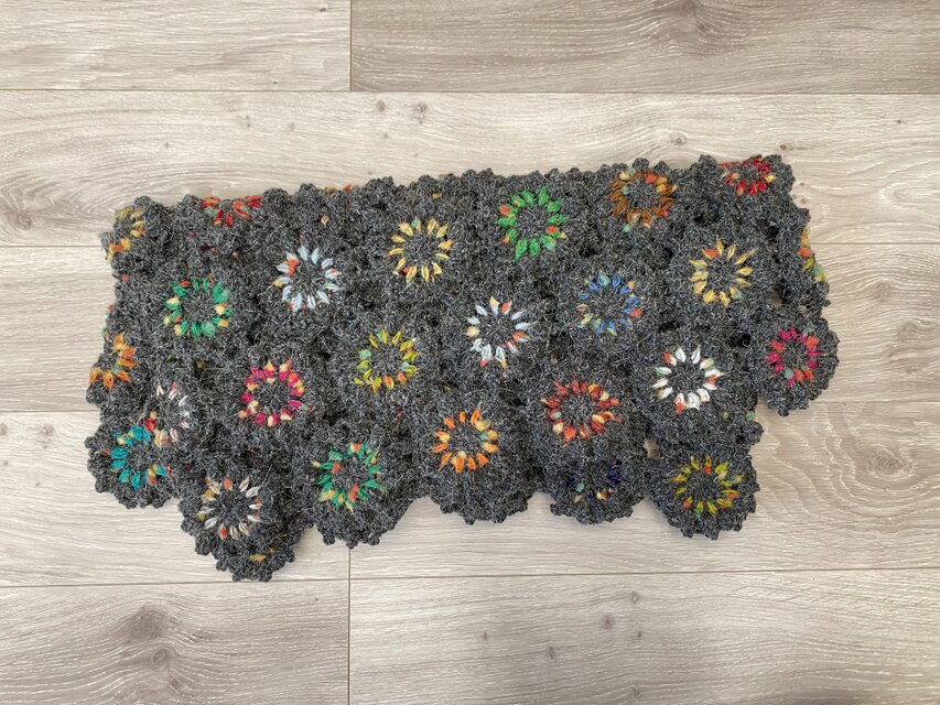 丸モチーフのブランケット　グレー