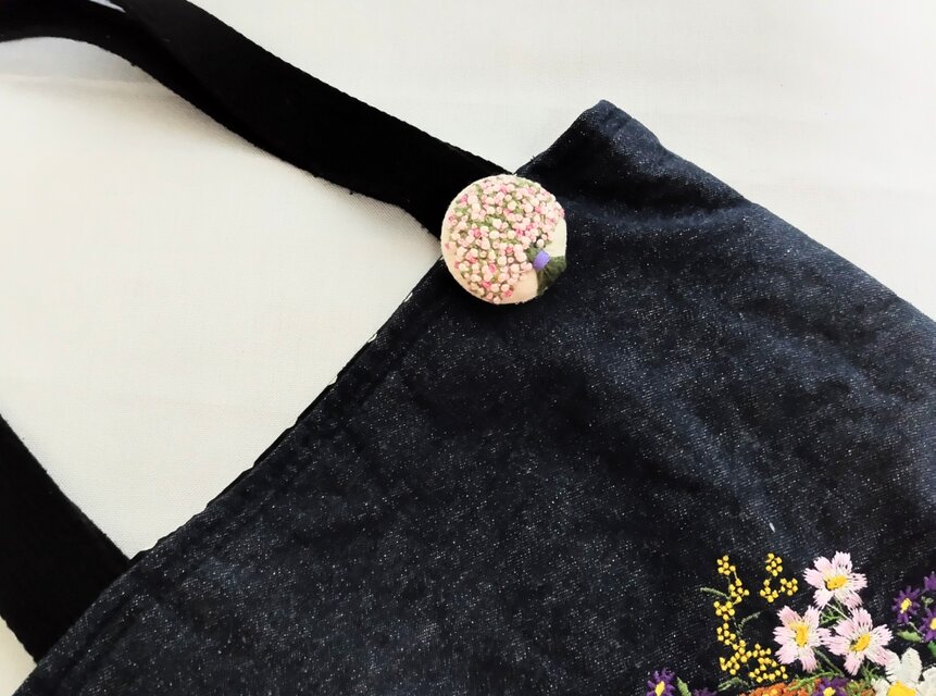 ピンクの小花 刺繍ブローチ | iichi 日々の暮らしを心地よくする