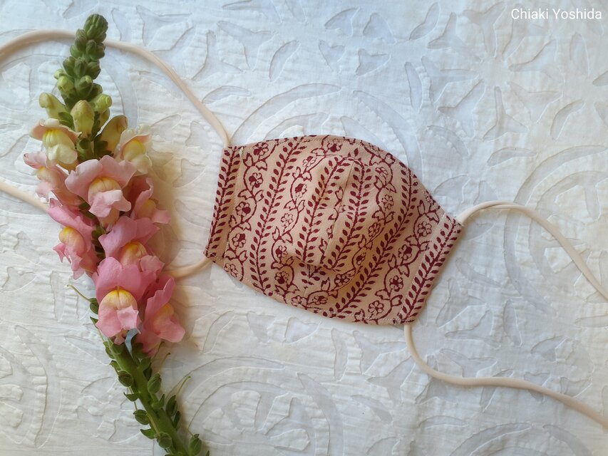 草木染め ブロックプリントのマスク　<インド綿・草木染め・赤い花柄>