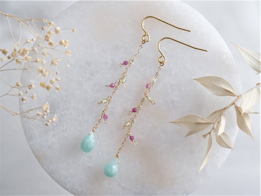 Vatnsblóm earring：アマゾナイト×ペリドット×ルビー ロング天然石