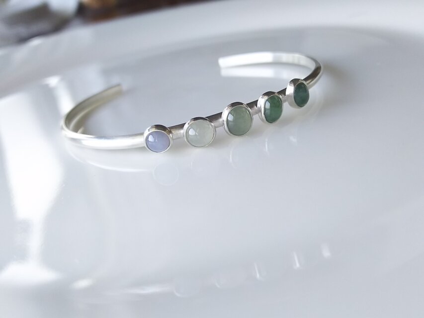 雨粒のバングル 翡翠
