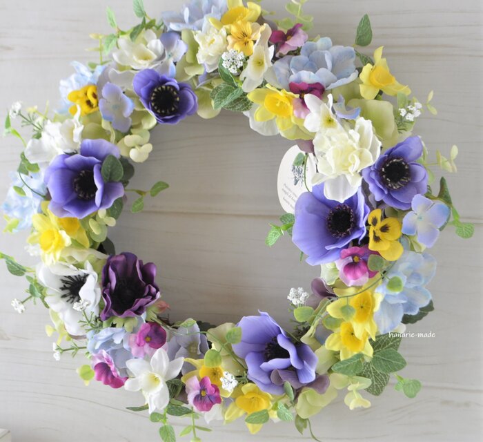 エレガントなアネモネと水仙 リース：アネモネ 水仙 パンジー むらさき