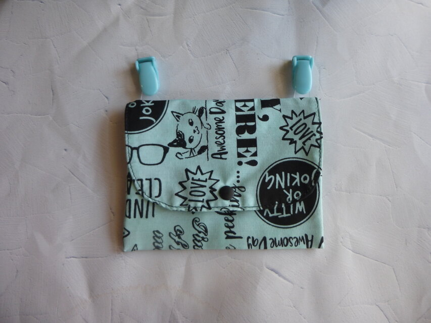 ブルーの猫柄の移動ポケット