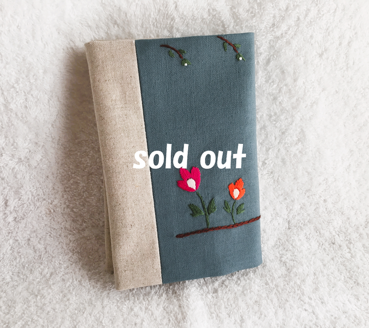 花刺繍のブックカバー（文庫本サイズ）・ビンテージブルー