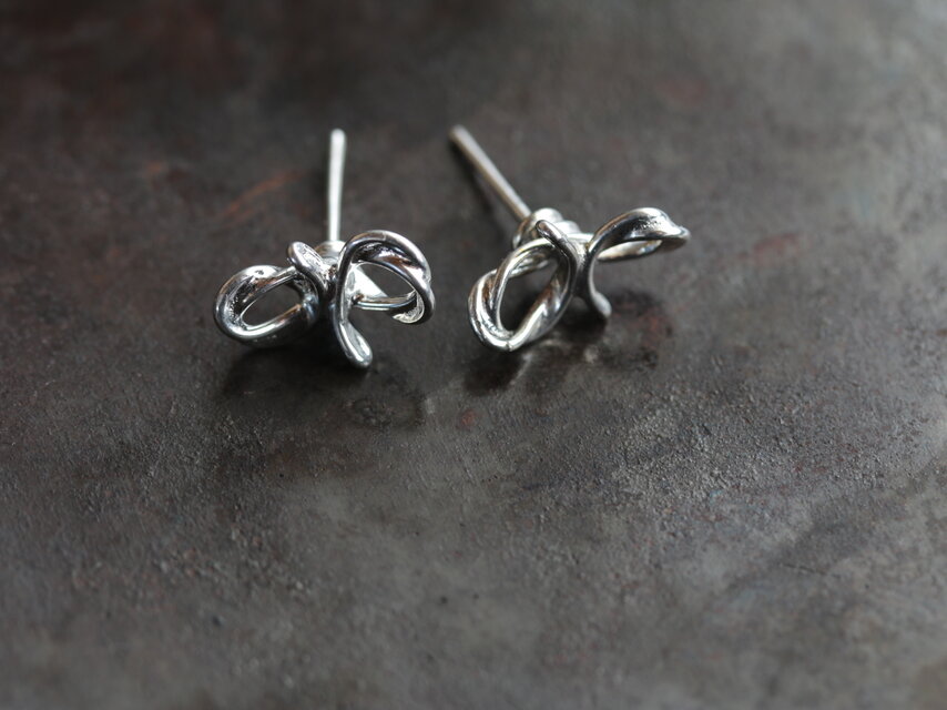 錫のピアス　TOLOLY　あわす