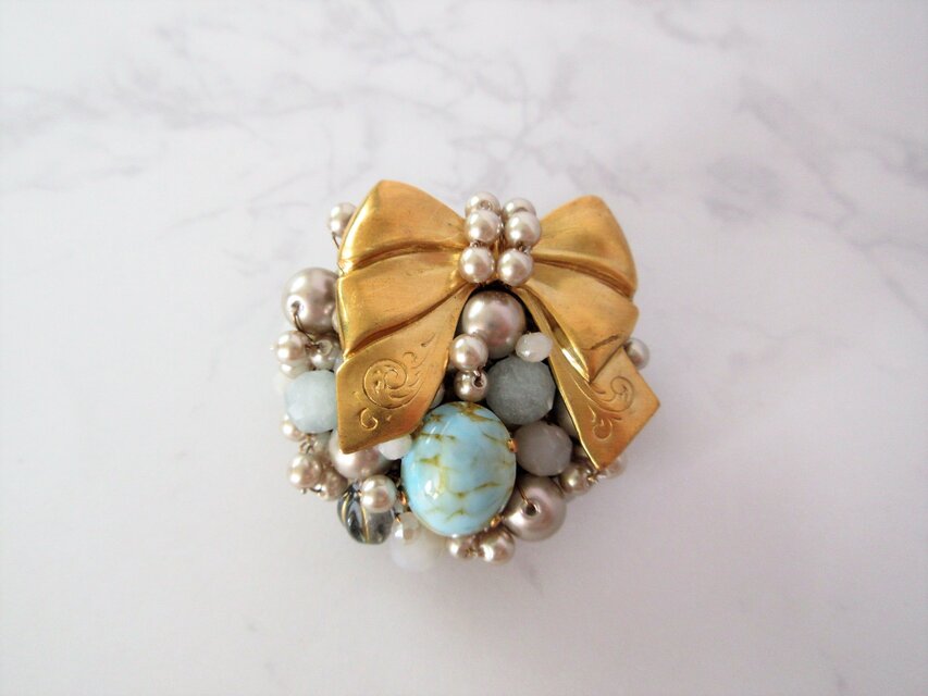 ヴィンテージカボションとリボンのブローチ（K1083)