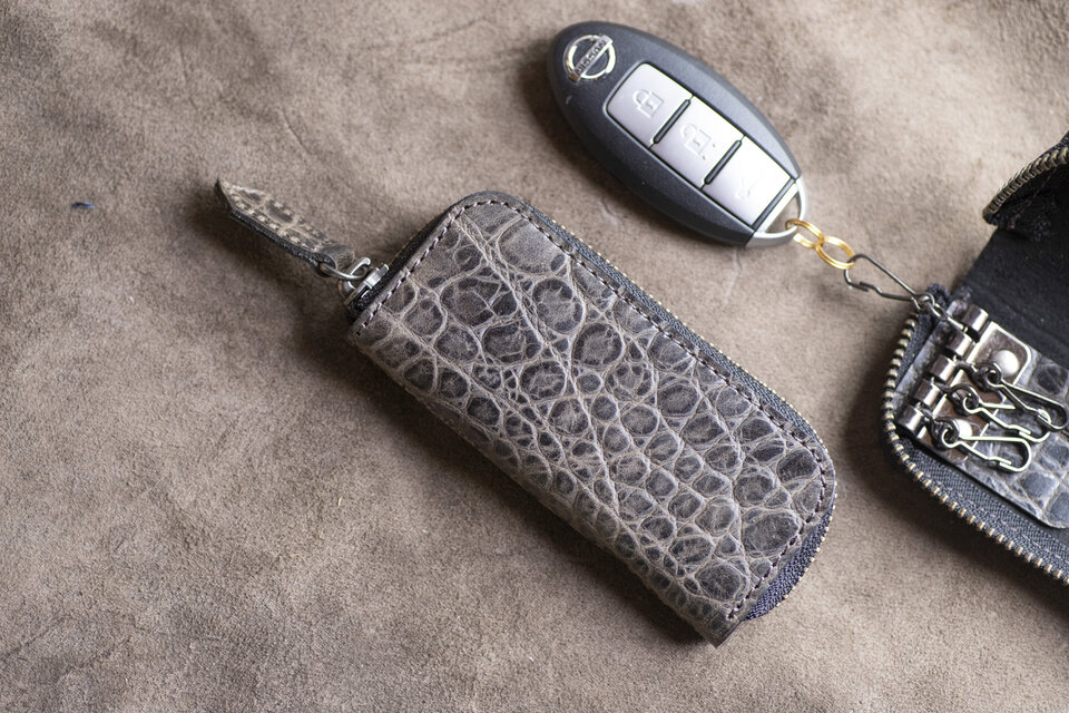 立体感のあるワニ革模様に仕上げた4連キーケース　スマートキー　クロコエンボスレザー　カーキ apo-16ec