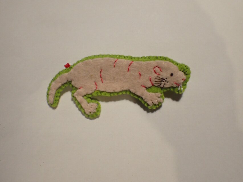 ハダカデバネズミ　ブローチ