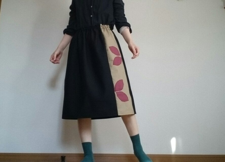 ワイン色花びら柄ミモレ丈スカートウエストゴム