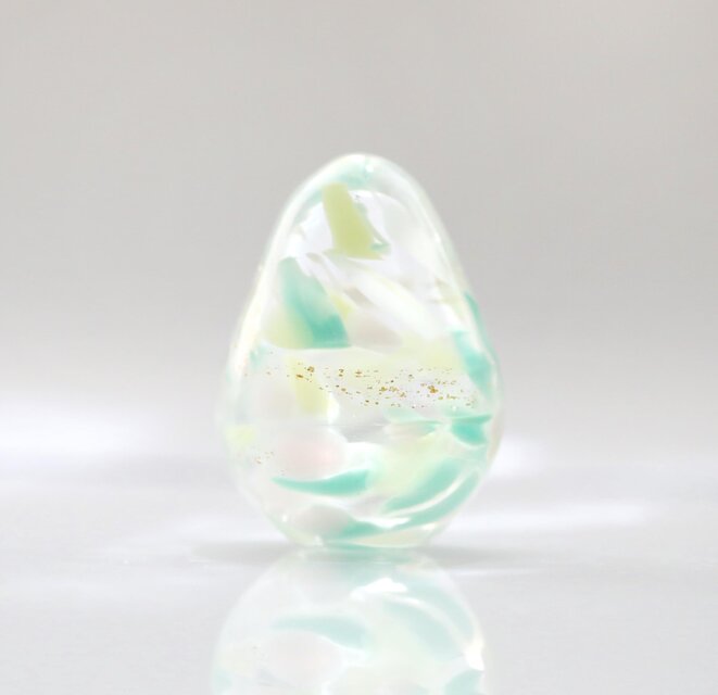 ガラスの雫の小さなオブジェ 「若葉と春の小花たち」