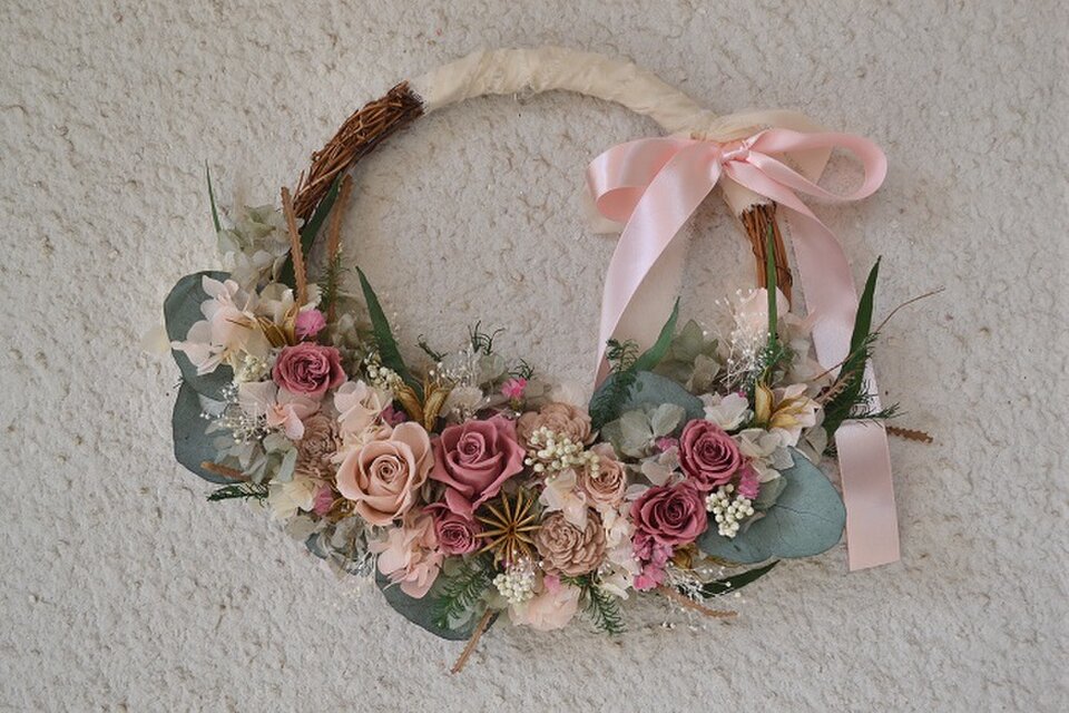 くすみピンクとベージュカラ―のリースブーケ＊ブートニア | iichi 日々