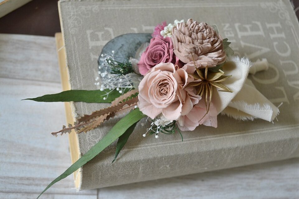 くすみピンクとベージュカラ―のリースブーケ＊ブートニア | iichi 日々