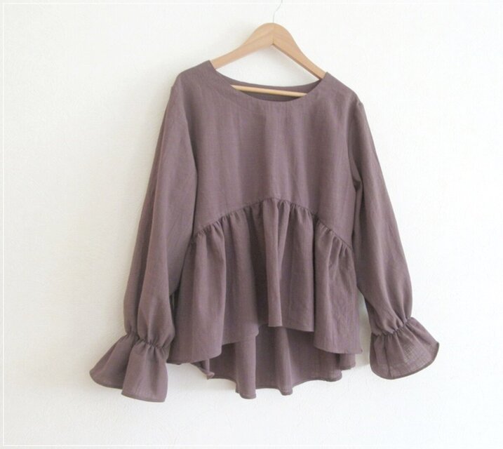 brown*キャンディースリーブの後ろ下がりギャザーブラウス