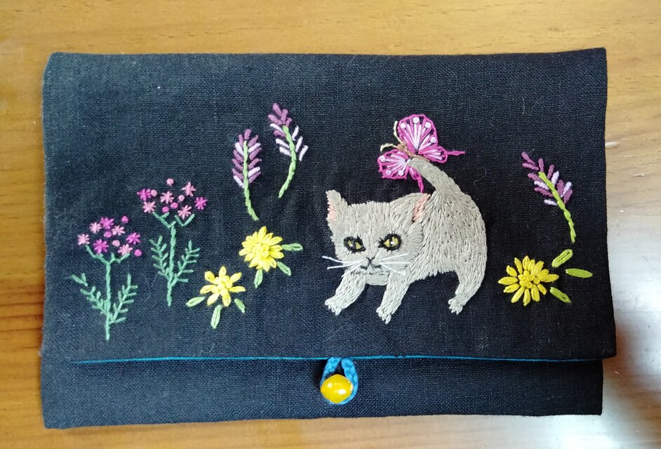 一点物 手刺繍☆リネンのポーチ☆花畑でお散歩猫ちゃん | iichi 日々の