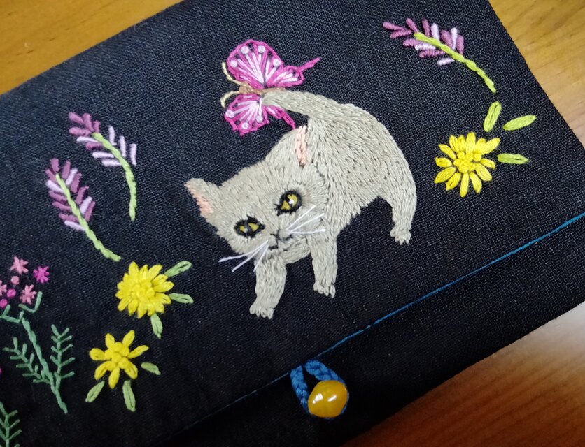 一点物 手刺繍☆リネンのポーチ☆花畑でお散歩猫ちゃん | iichi 日々の