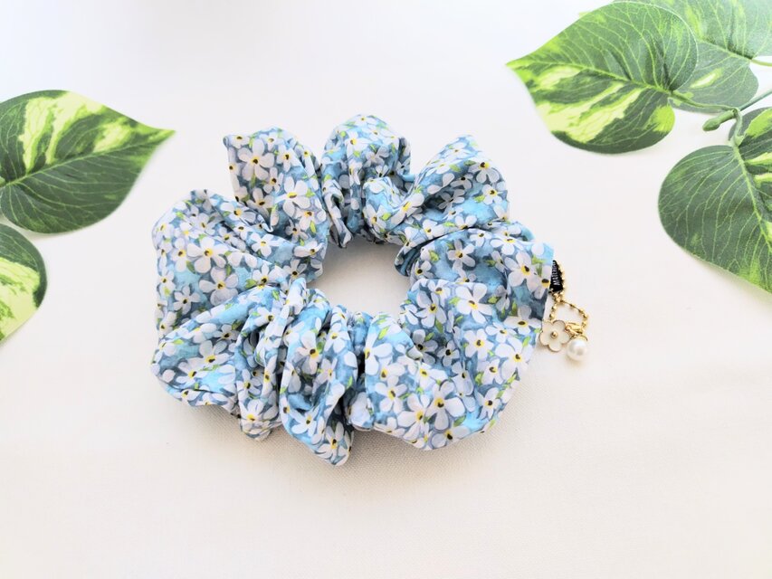 リバティ白い小花のビックなシュシュ