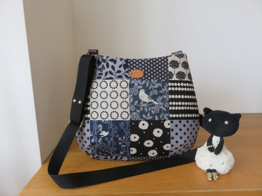 パッチワーク生地のおにぎり型ショルダーバッグ