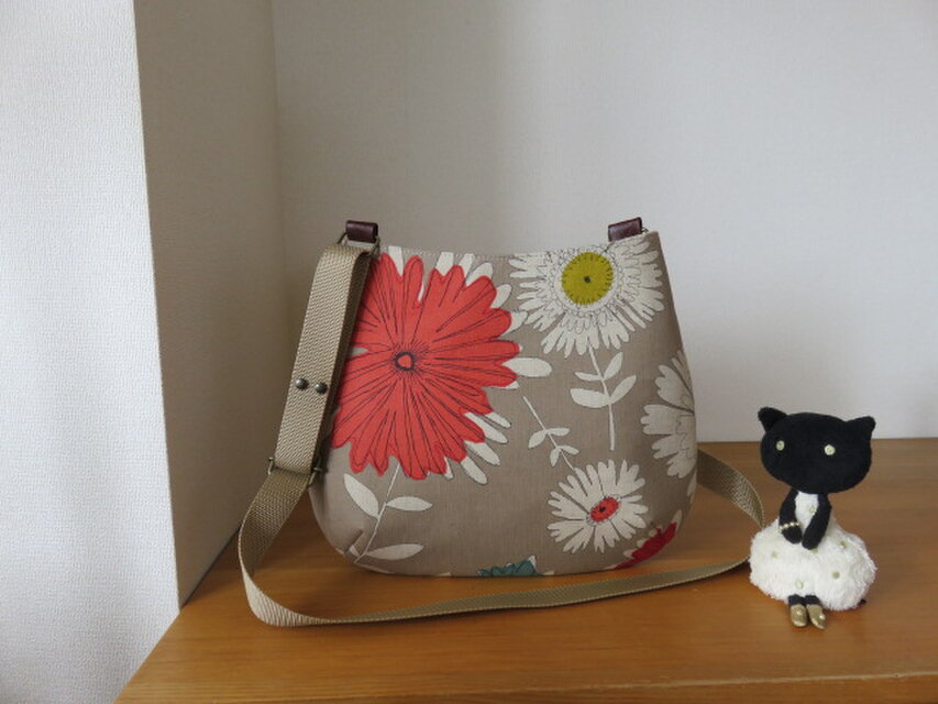 北欧風リネン生地のおにぎり型ショルダーバッグ