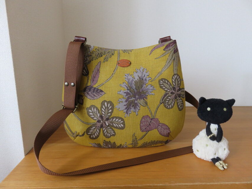 YUWAリネン生地のおにぎり型ショルダーバッグ