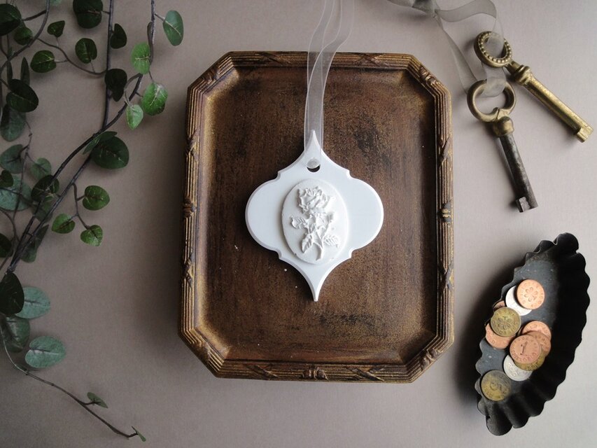 薔薇のカメオ調のアロマストーン  バラの一枝  ■ アラベスクオーナメント ■ 6種類から香りが選べる