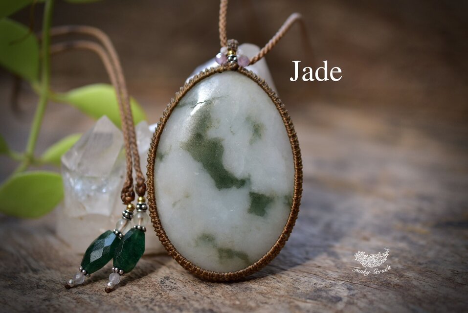 白い輝き☆翡翠 ホワイトジェイド マクラメペンダント218 | iichi 日々