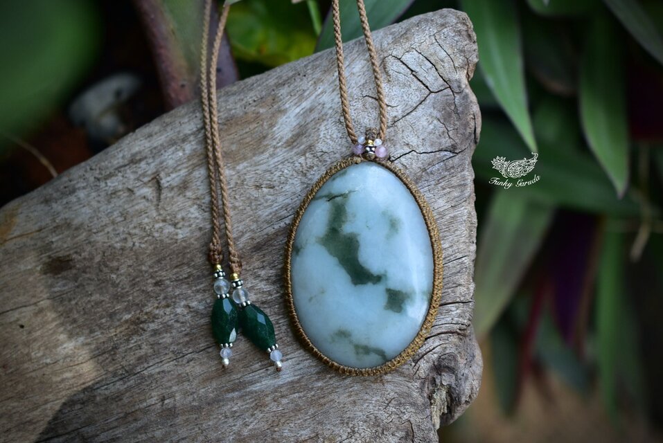 白い輝き☆翡翠 ホワイトジェイド マクラメペンダント218 | iichi 日々