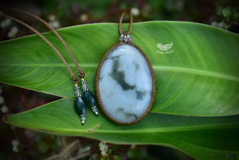 白い輝き☆翡翠 ホワイトジェイド マクラメペンダント218 | iichi 日々