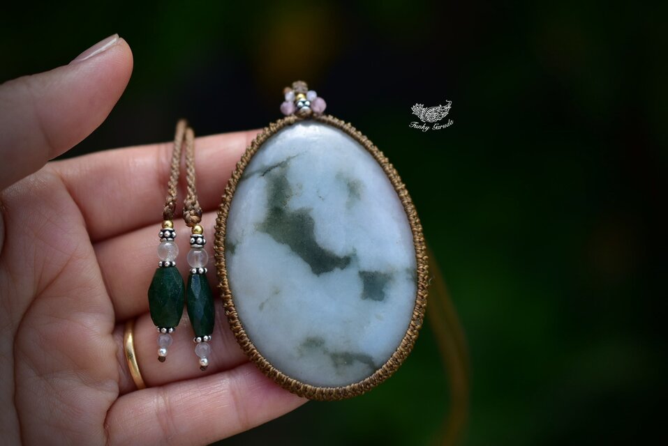 翡翠ペンダント QUEEN OF JADE』 煌めくダイヤに囲まれた鮮やかな翡翠が、圧倒的な存在