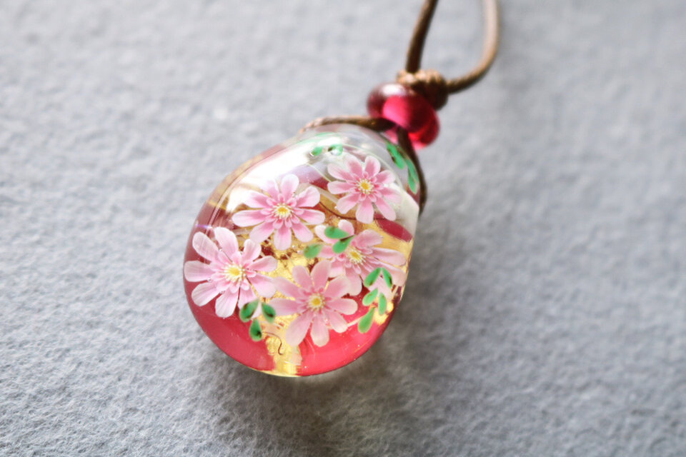 ※期間限定セール‼（11/20まで）※とんぼ玉ガラスペンダント　ガーベラ重ね　金箔入り