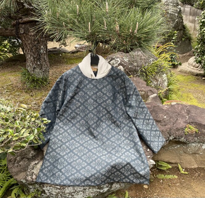着物リメイク】大島紬のシンプルなブラウス/花柄/衿なし/絹 | iichi