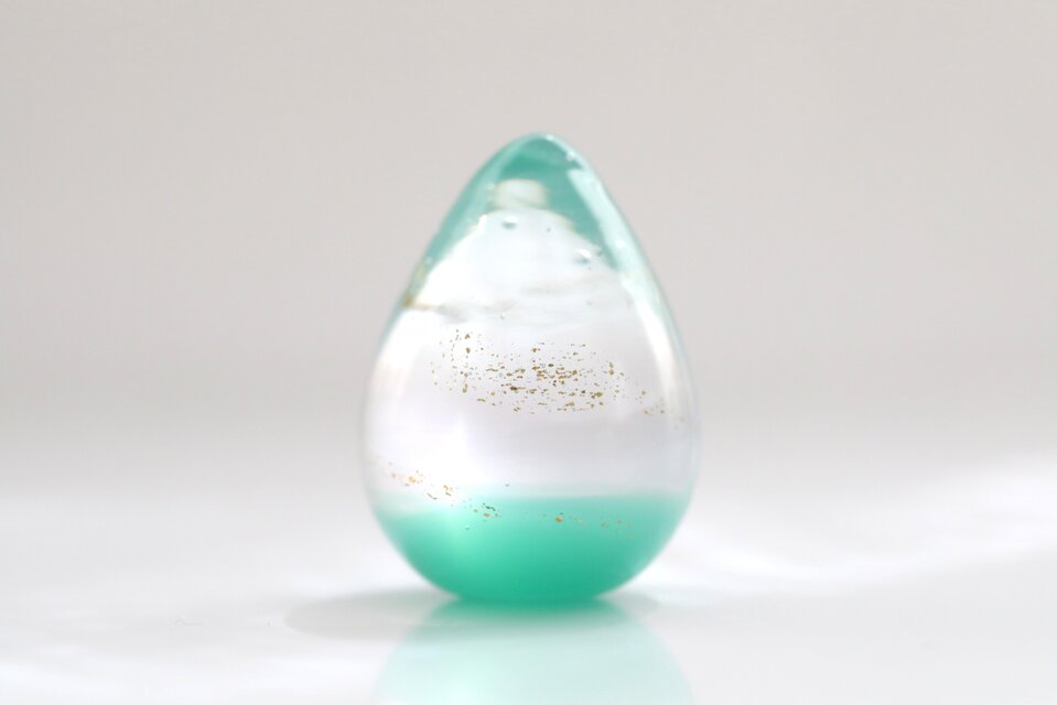 ガラスの雫の小さなオブジェ 「霞の向こうの山桜」 | iichi 日々の