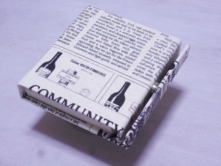 ブック型ライト「Shell-Light」たためる明かり ／英字新聞