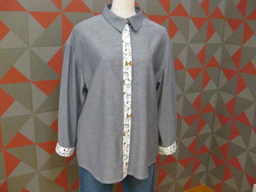 シャツブラウス（Ｍサイズ）ネコ