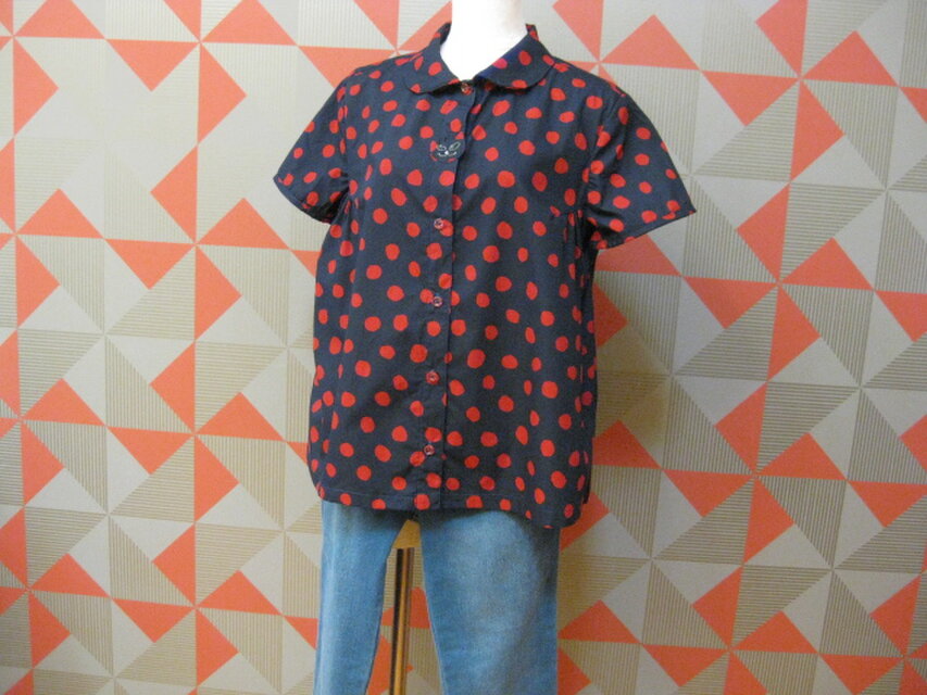 前ボタンブラウス（ネコ）