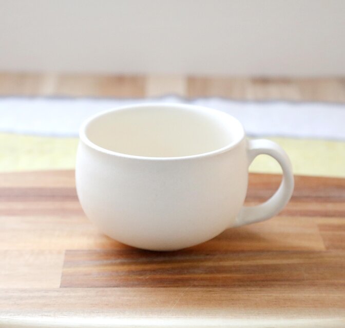 白マット釉のほっこり丸いマグカップ