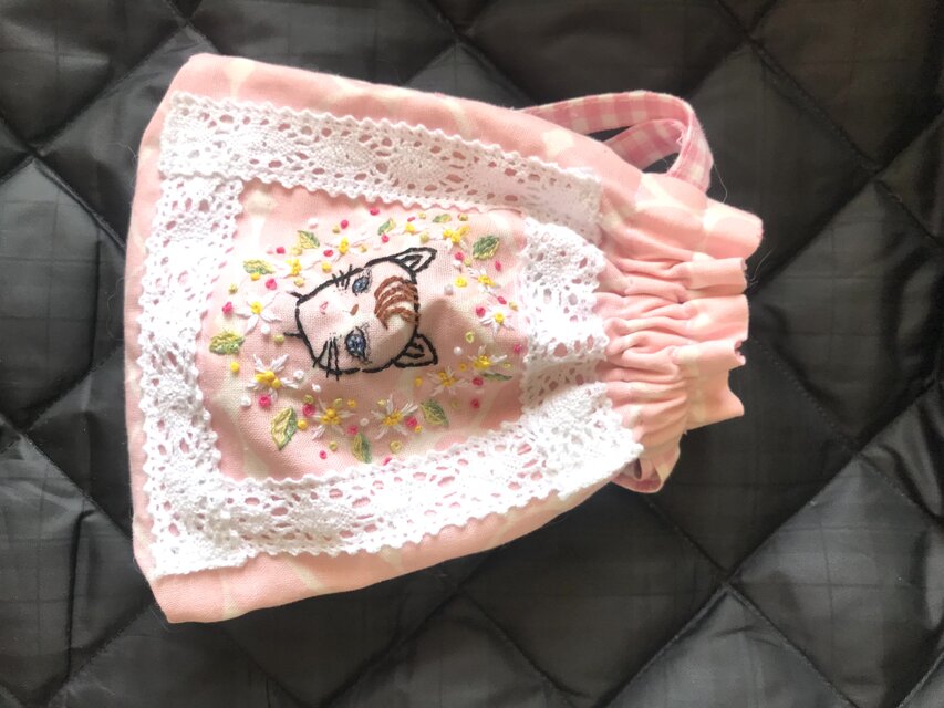 春のプレゼントにお勧めのガーリー巾着です。女の子が大好きなピンクのギンガムチェックを裏地に使った可愛い袋です。プレゼント