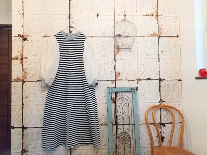 黒白ボーダーに少しだけシースルーのふんわり袖ワンピース