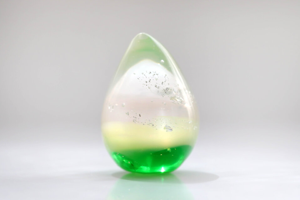 ガラスの雫の小さなオブジェ 「はじまりの季節」