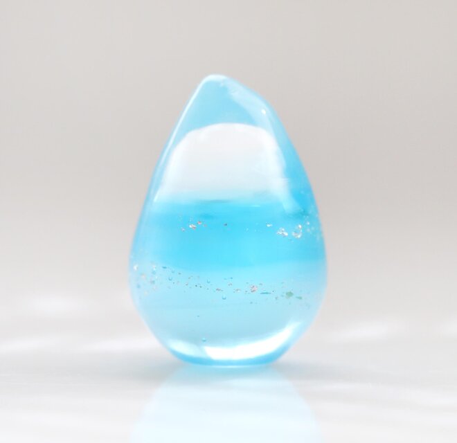ガラスの雫の小さなオブジェ 「水色のグラデーション」 | iichi 日々の