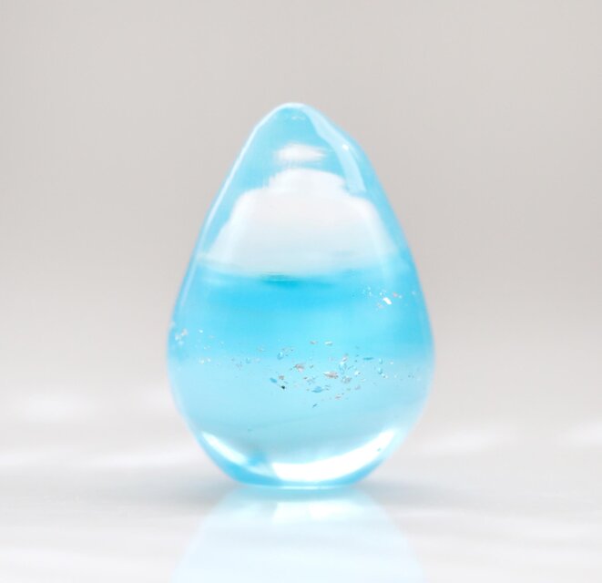 ガラスの雫の小さなオブジェ 「水色のグラデーション」 | iichi 日々の