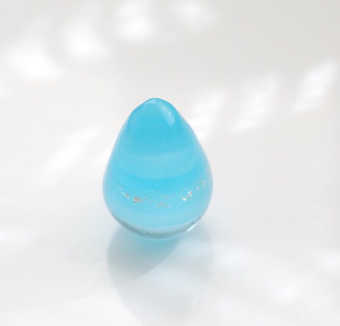 ガラスの雫の小さなオブジェ 「水色のグラデーション」 | iichi 日々の