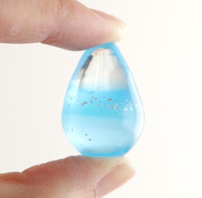 ガラスの雫の小さなオブジェ 「水色のグラデーション」 | iichi 日々の