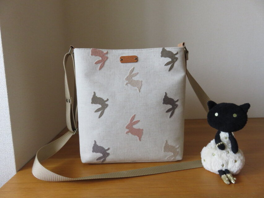 うさぎ柄刺繍生地のシンプルショルダーバッグ