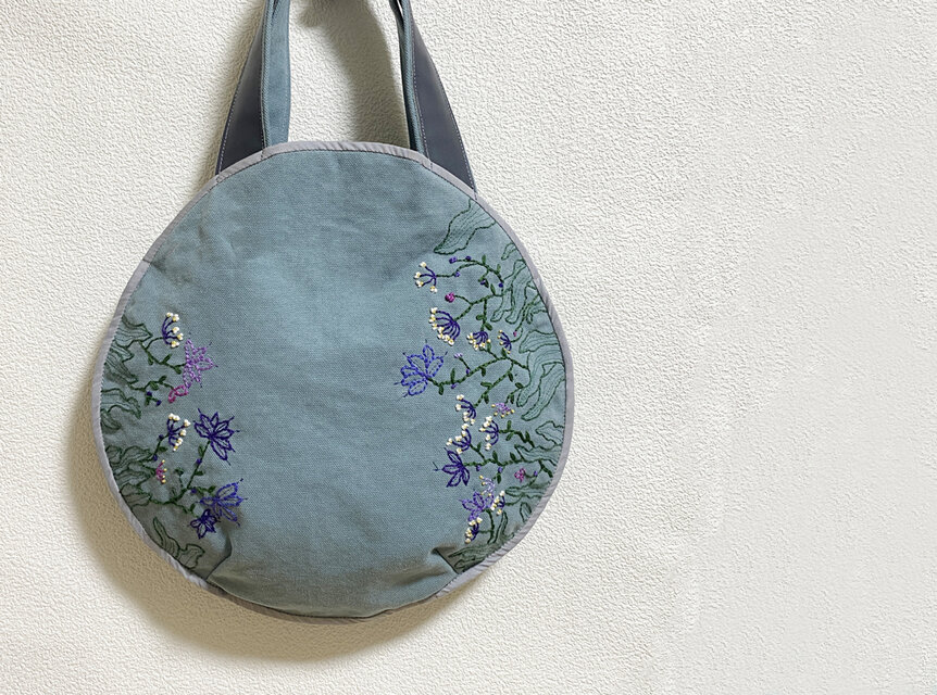 M様オーダー/お花刺繍の丸いかばん（ライトブルー）
