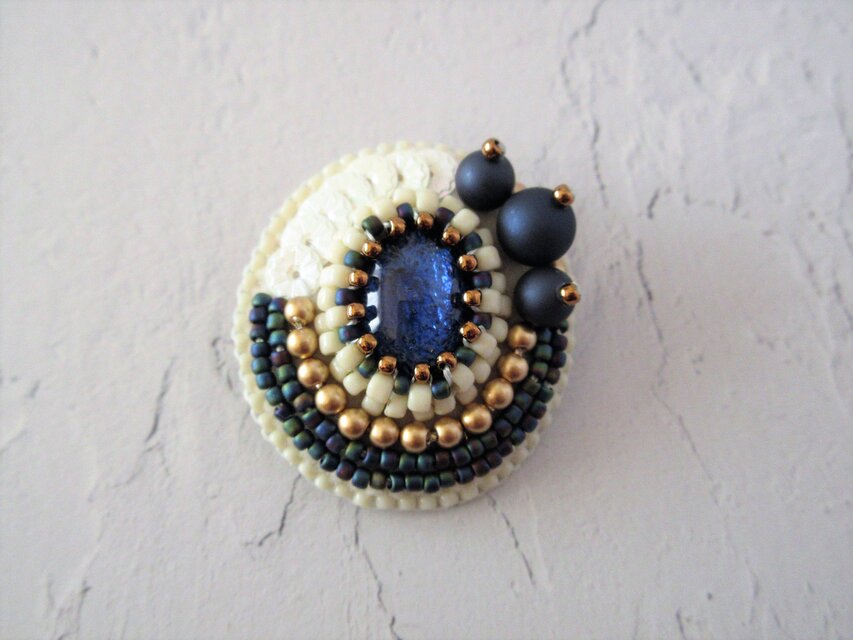ネイビーのビーズ刺繍ブローチ（K1094)