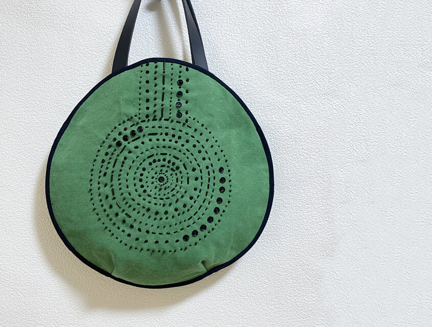 ビーズ* スパンコール* 手刺繍模様の丸いかばん