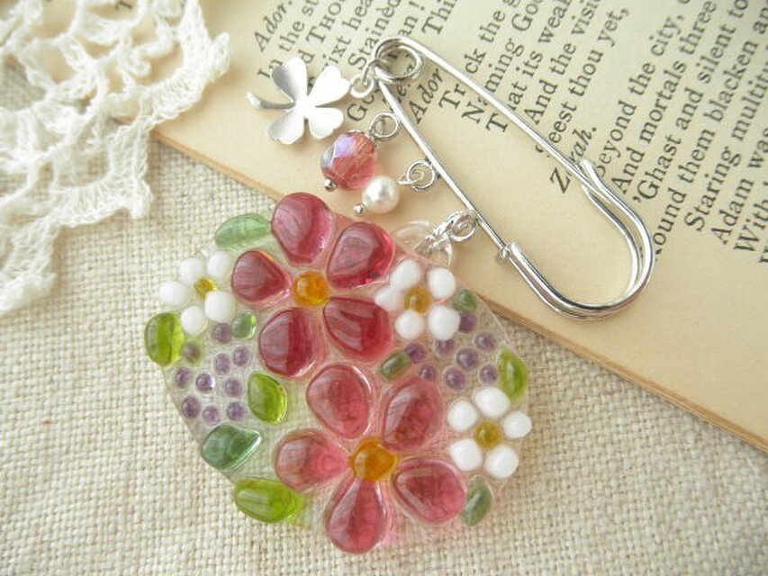 ガラスの小さな花束　ブローチ、フューシャ＆ピンク＊Ｍサイズ＊　