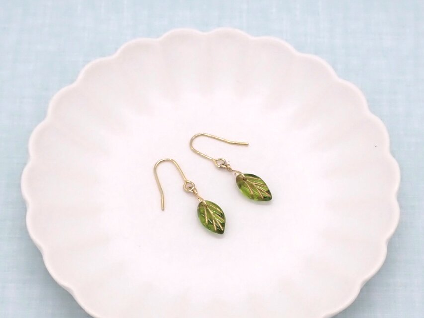 《５色から選べる》葉っぱビーズピアス／イヤリング