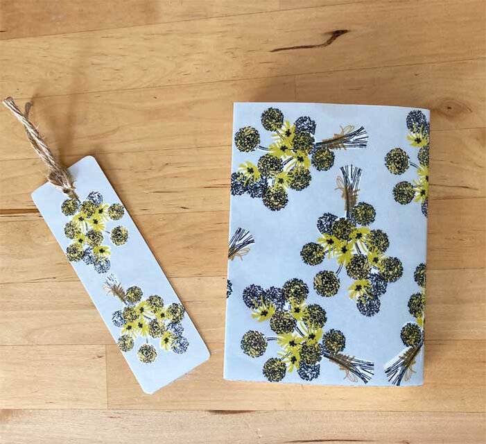 黄色いスワッグのブックカバーとブックマーク(栞)