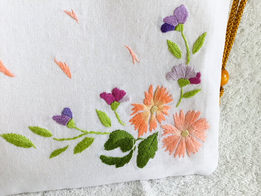 花刺繍の巾着～オレンジと紫の花～ | iichi 日々の暮らしを心地よく 